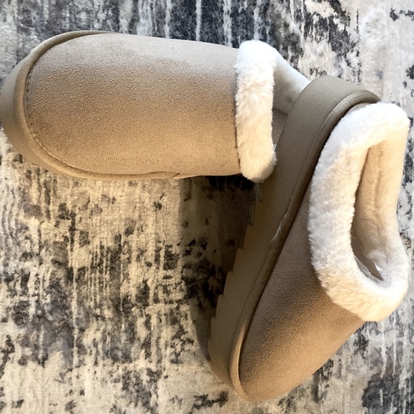 Women's Solid Color Platform Slippers with Fur Lining - Picture 3 of 8